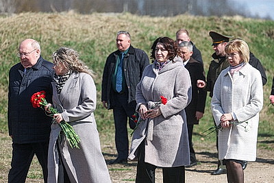 Память сквозь поколения. В Дятловском районе прошел митинг на месте расстрела фашистами мирных жителей