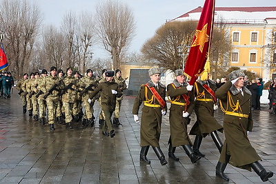 Праздник мужества и верности долгу: в регионах Беларуси 23 февраля прошли торжественные митинги