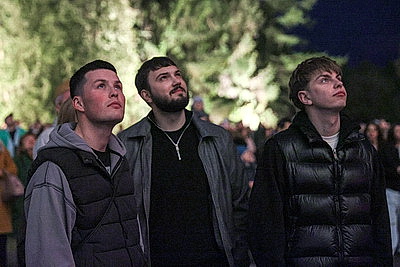 В регионах акция \"Споем \"День Победы\" вместе\" и фейерверк завершили празднование 9 Мая