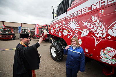 Техника к жатве: хозяйства Минской области получили 100 новых комбайнов