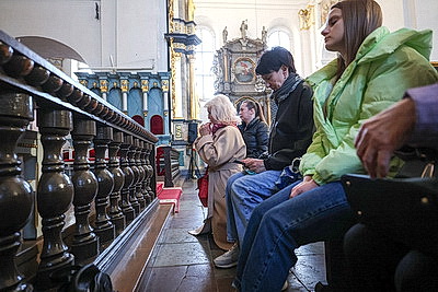 Католические верующие отмечают Чистый четверг