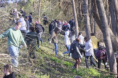 Республиканский субботник: брестчане трудились на территории Брестской крепости