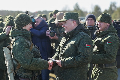 Женщин-военнослужащих Западного оперативного командования с наступающим 8 Марта поздравили на полигоне