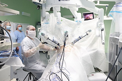 Роботический комплекс для операций запустили в МНПЦ хирургии, трансплантологии и гематологии