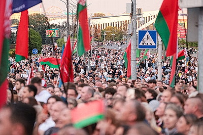 Тысячи людей в День Независимости собрал вечерний гала-концерт \"Симфония созидания\" в Минске