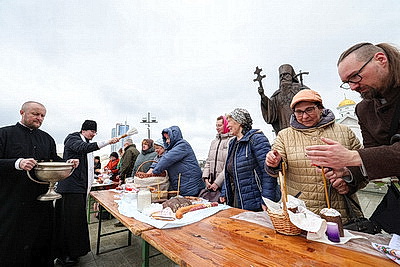 Православные верующие освящают пасхальную трапезу в храмах Беларуси