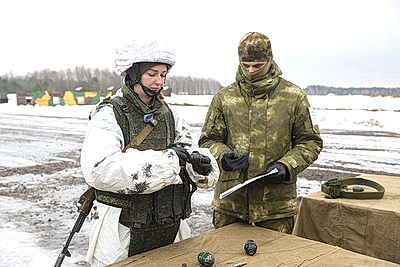 Десантники во время проверки ВС на Брестском полигоне выполняют стрельбы из различных видов оружия