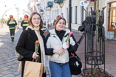 \"101 тюльпан для милых дам\". Гродненские спасатели поздравили женщин с 8 Марта