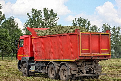 На агрокомбинате \"Южный\" завершается уборка трав первого укоса