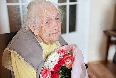 \"Цените мир и оставайтесь человечными\". 101-летняя ветеран труда из Гомеля напутствовала молодежь
