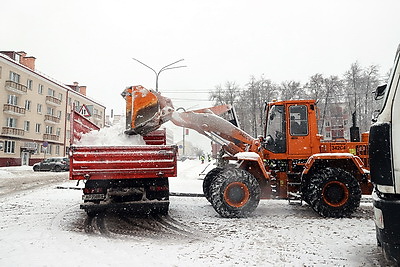Более 180 единиц спецтехники задействованы на очистке снега в Гомеле