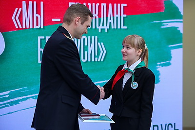 \"Важный день, который останется в памяти\". Столичным школьникам вручили паспорта в Минской ратуше