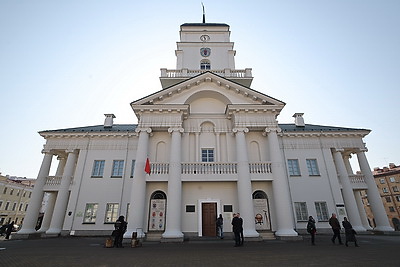 \"Важный день, который останется в памяти\". Столичным школьникам вручили паспорта в Минской ратуше