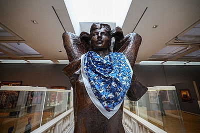 В НХМ состоялась перформанс-презентация коллекционных платков \"Все носят Царфина\"