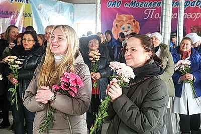 Настроение с доставкой к рабочему месту. В Могилеве идут концерты в цехах предприятий ко Дню женщин