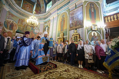 Православные верующие празднуют Рождество Пресвятой Богородицы