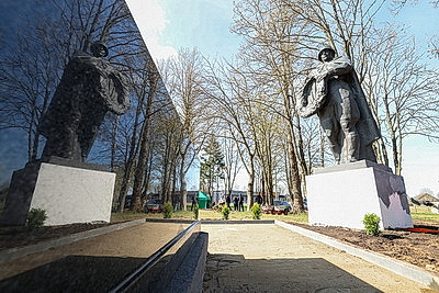 Республиканский субботник: премьер-министр принял участие в благоустройстве братской могилы в Минском районе