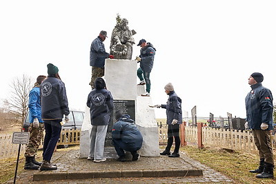 \"Почтить память предков и показать пример другим\". В Беларуси стартовал проект \"Цветы Великой Победы\"