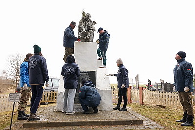 \"Почтить память предков и показать пример другим\". В Беларуси стартовал проект \"Цветы Великой Победы\"