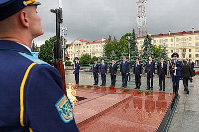 Заместитель председателя КНР возложил венок к монументу Победы в Минске