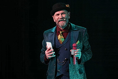 Премьеру комедии \"Особо опасные пенсионеры\" представил театр им. М.Горького