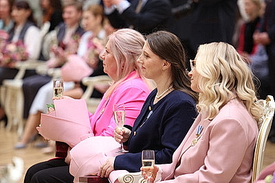 Едины в стремлении сделать страну лучше. Лукашенко в преддверии 8 Марта вручил женщинам госнаграды