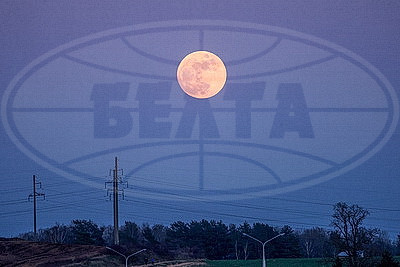 Розовое полнолуние в небе Беларуси