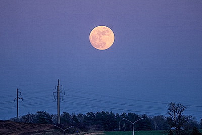 Розовое полнолуние в небе Беларуси