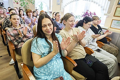 \"Сделали для семьи главный подарок\". В Витебском областном роддоме прошел праздник для мам