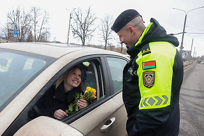 Вместо проверки документов - цветы. Сотрудники ГАИ поздравили могилевских женщин-водителей