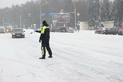 Увеличено количество экипажей, выведена крупногабаритная техника. Как работает ГАИ Минской области в условиях непогоды