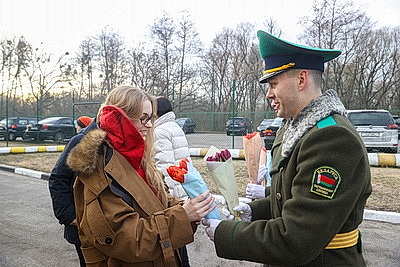 Плац-концерты, море цветов и теплых слов. В Бресте мужчины поздравили женщин