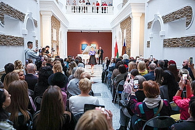 В НХМ состоялась перформанс-презентация коллекционных платков \"Все носят Царфина\"