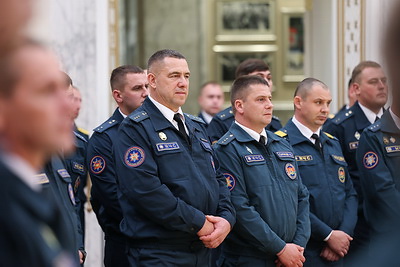 Со службы - в поля. Убиравшие урожай сотрудники МЧС посетили Дворец Независимости