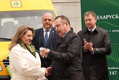 Шесть сельских школ получили новые автобусы для подвоза детей