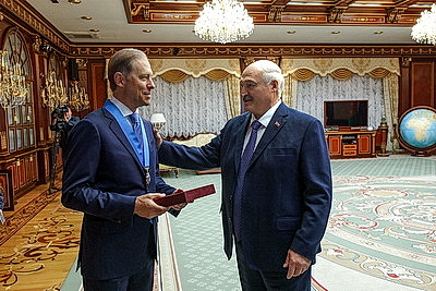 Лукашенко - Мантурову: Беларусь считает за честь сотрудничать с Россией