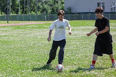 Труд и отдых на каникулах: школьники из лагеря \"Лидер\" заняты на видовой прополке зерновых культур в СПК Белыничского района