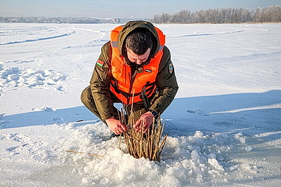 Сделаем лунки - спасем рыбу от замора. На водохранилище \"Дрозды\" провели замеры уровня кислорода в воде