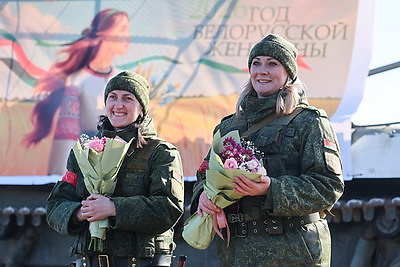 Женщин-военнослужащих Западного оперативного командования с наступающим 8 Марта поздравили на полигоне