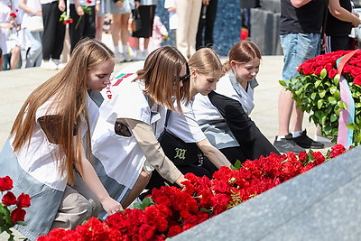 \"Дань памяти героям прошлого\". Народное возложение проходит в Минске