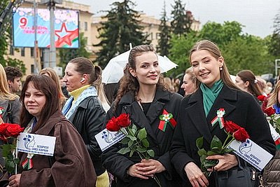 Народное возложение цветов к монументу Победы проходит в Минске