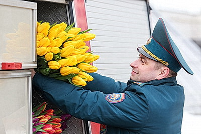 С танцами, цветами и с 30-метровой высоты. Спасатели в Витебске поздравили женщин с 8 Марта