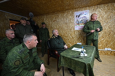 Лукашенко ознакомился с развитием и практическим использованием в войсках систем связи