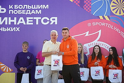 Проект \"Спорт для всех\" завершил сезон вечеринкой в стиле 2000-х