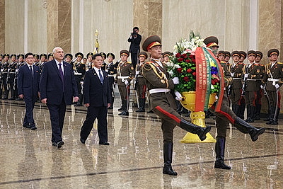 Лукашенко по прибытии в Пхеньян посетил Кымсусанский дворец Солнца и почтил память корейских вождей