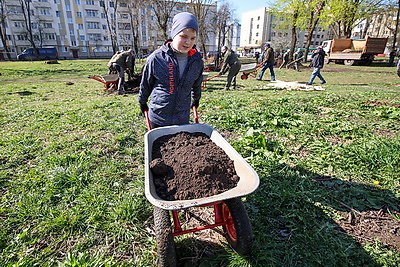 Республиканский субботник: сотрудники Госсекретариата приняли участие в благоустройстве сквера