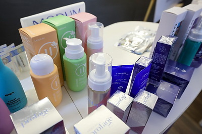 Белорусские льняные изделия, косметика, фарфор. Что показали зарубежным дамам на приеме накануне 8 Марта