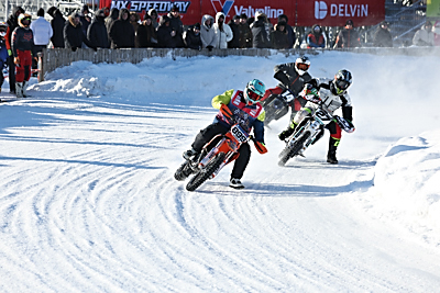 С жаждой адреналина. Белорусские гонщики покорили стихию на соревнованиях по мотоспидвею