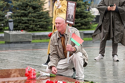 Народное возложение цветов к монументу Победы проходит в Минске