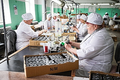 В Докшицах выпускают 2,5 млн флаконов аналогов французских духов в год